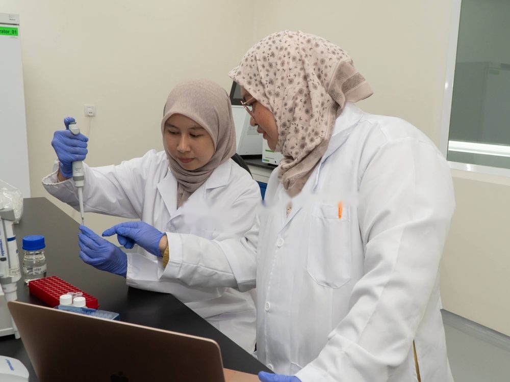 Neo Nexon scientists reviewing sequencing data together in the laboratory