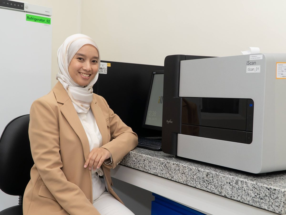 A Neo Nexon scientist beside a genotyping sequencer in the laboratory