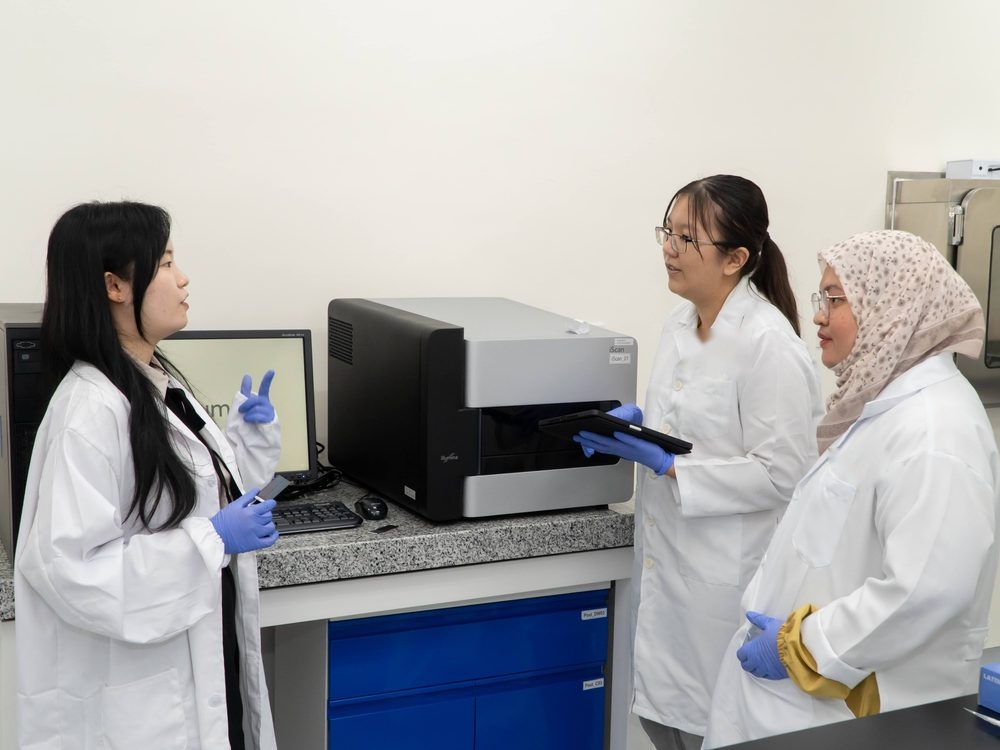 Neo Nexon scientists at a genotyping instrument